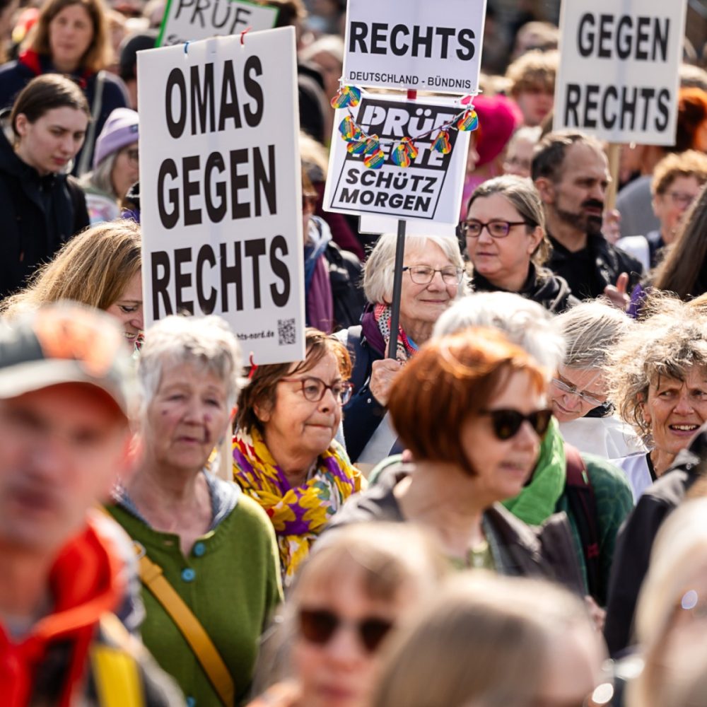 Demonstration mit Schildern OMAS GEGEN RECHTS, Fotoprojekt von Corinna Micori