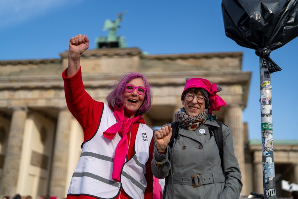 Zwei Frauen der OMAS GEGEN RECHTS recken beim Frauenstreik in Berlin die Fäuste, Foto von Corinna Micori