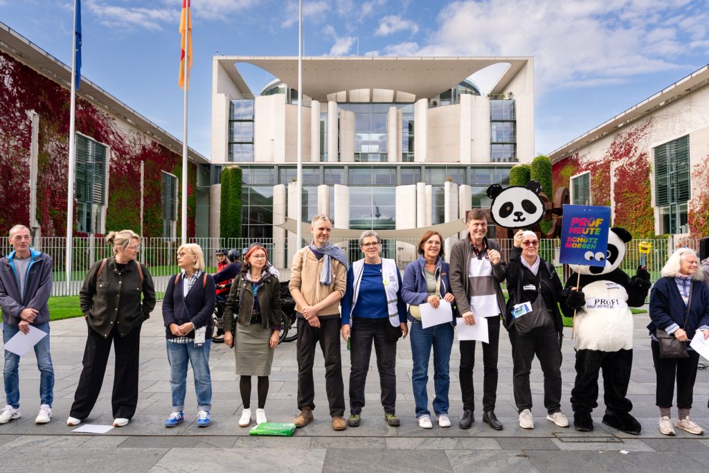 Gruppe der OMAS GEGEN RECHTS vor dem Bundeskanzleramt in Berlin, Foto von Corinna Micori