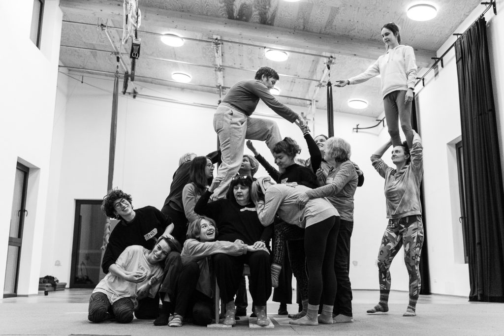 Performance On Your Shoulders mit OMAS GEGEN RECHTS Steiermark, Foto von Corinna Micori