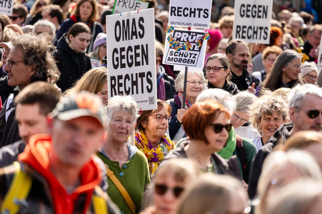 PRÜF-Demo in Hamburg mit Schildern der OMAS GEGEN RECHTS, Foto von Corinna Micori
