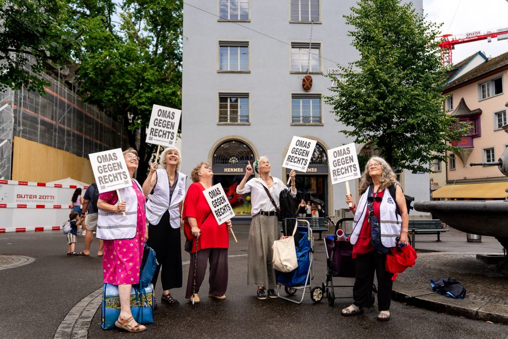 OMAS GEGEN RECHTS mit Schildern bei der Mahnwache am Paradeplatz in Zürich, Foto von Corinna Micori